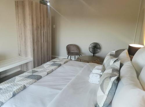 Ein Bett oder Betten in einem Zimmer der Unterkunft THE THATCH HIDE
