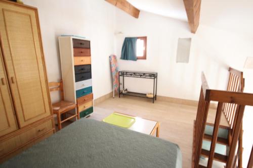 une chambre avec une table et une armoire et une chambre avec une table dans l'établissement Jolie villa d'angle, séjour climatisé, 4 couchages, terrasse parking dans résidence sécurisée avec piscine commune 400m de la mer LRJP11, à Portiragnes