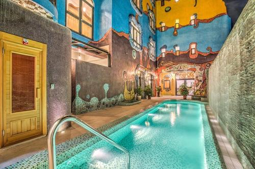 Wien Art Villa في شياوليوكيو: مسبح كبير في غرفة مع مسبح