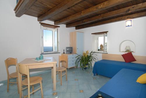 sala de estar con cama, mesa y sillas en Da Rita en Amalfi
