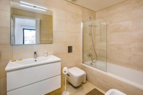 La salle de bains est pourvue d'un lavabo et d'une douche. dans l'établissement Apartamento Porlamar, à Quarteira
