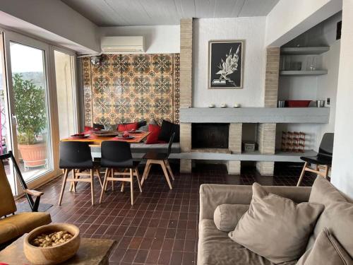 So Athens - Luminous duplex apt in Plaka, Acropolis views