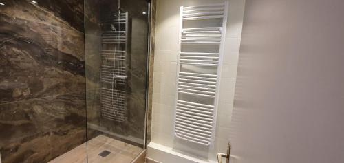 a walk in shower with a glass door at Motel 25 in Socx