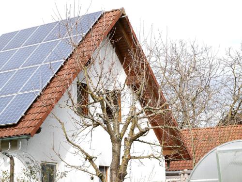 une maison dotée d'un toit avec un panneau solaire dans l'établissement Ferienwohnung Obere Alm, à Oberkirch