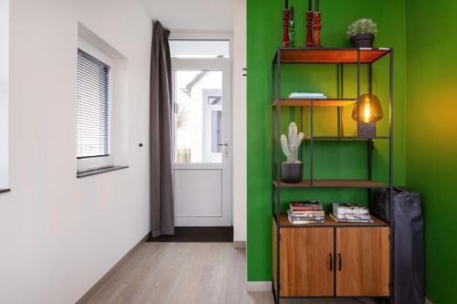 Kuchyň nebo kuchyňský kout v ubytování Welcome in - Beneden appartement direct aan het Sneekermeer met tuin