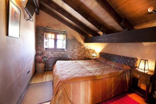 um quarto com uma cama grande num quarto em Posada El Pozu La Tejera em Pontejos