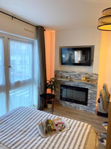 - une chambre avec un lit et un plateau de nourriture dans l'établissement Cosy Deluxe - Deauville centre, à Deauville