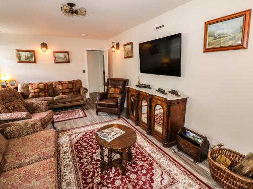 TV a/nebo společenská místnost v ubytování Station Masters Cottage