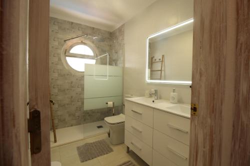 Un baño con inodoro, lavabo y espejo. en Ferienhaus mit Privaten Pool, en Alicante