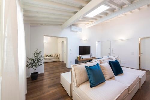 フィレンツェにあるGreci Panoramic Terraceのリビングルーム(白いソファ、青い枕付)