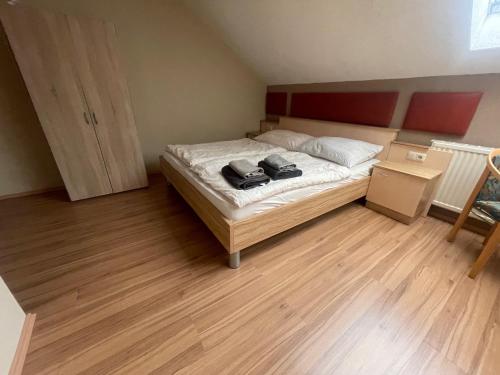 sypialnia z łóżkiem z dwoma torbami w obiekcie Ristorante Adria w mieście Gloggnitz