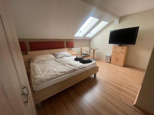 - une chambre avec un lit et une télévision à écran plat dans l'établissement Ristorante Adria, à Gloggnitz
