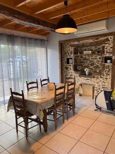 - une salle à manger avec une table et des chaises en bois dans l'établissement encodethhaure, à Bartrés