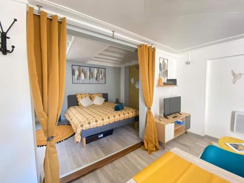 a bedroom with a bed and a tv in it at L'ESCAPADE in Laon