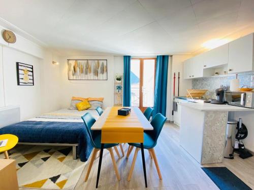 um quarto com uma cama, uma mesa e uma cozinha em L'ESCAPADE em Laon