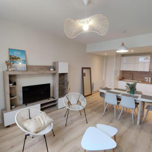 un salon avec une table et des chaises de salle à manger dans l'établissement Residence 