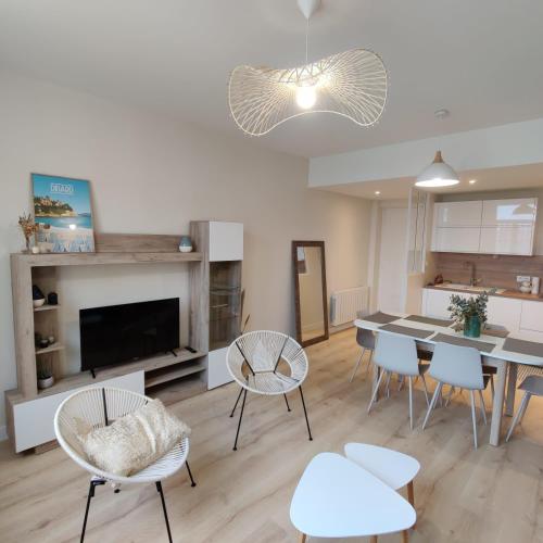 un salon avec une table et des chaises de salle à manger dans l'établissement Residence 