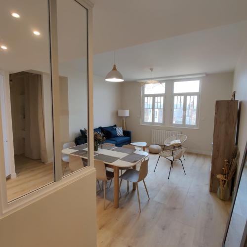 une salle à manger et un salon avec une table et des chaises dans l'établissement Residence 
