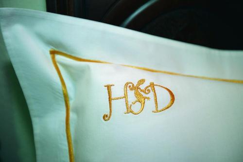 a pillow with the word hfd written on it at ΔΡΑΚΟΛΙΜΝΗ in Tsepelovo