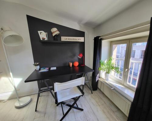 a black desk in a room with a window at pour vos séjours pro ou détentes in Issoire