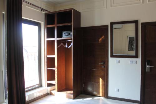pusty pokój z drzwiami i oknem w obiekcie SK Hotel w mieście Biszkek