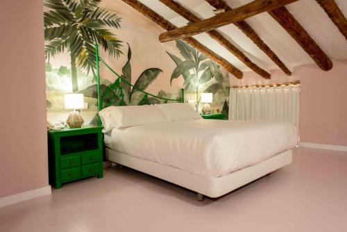 Un pat sau paturi într-o cameră la Hotel Almunia