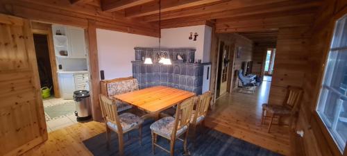 Sehmatal的住宿－Berglodge für 10 Personen mit Sauna，一间带木桌和椅子的用餐室