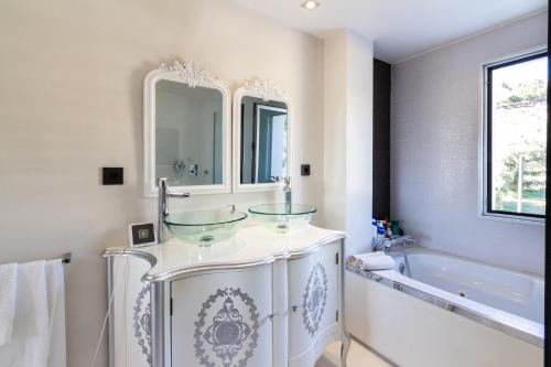 a bathroom with two glass sinks and a tub at Casa vista alegre in Atarfe