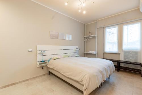 een slaapkamer met een groot bed in een kamer bij Nice studio Rapallo ac wi fi in Rapallo