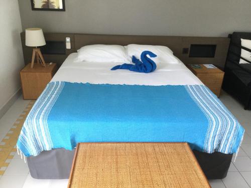 A bed or beds in a room at Alizea appartement 1 ere ligne vue mer et plage