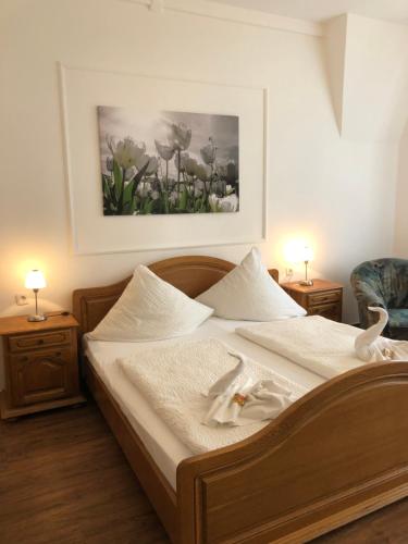 Säng eller sängar i ett rum på Gast-& Logierhaus Am Rheinsberger See