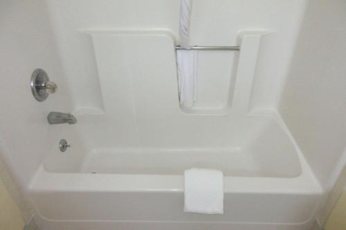 bañera blanca con rollo de papel higiénico en Quality Inn, en Harrodsburg