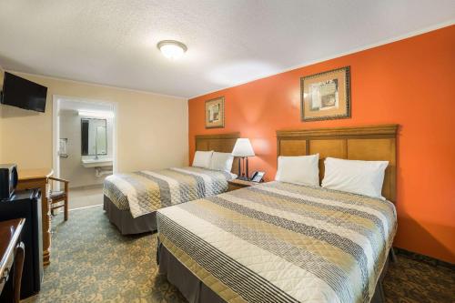 Cama ou camas em um quarto em Rodeway Inn