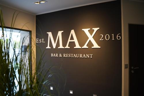 a black wall with a sign for a bar and restaurant at Hotel Am Markt Nordenham in Nordenham