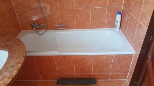W łazience znajduje się prysznic z białą wanną. w obiekcie PALAZZO VIVALDI - VERIALEX ACCOMMODATION w mieście Roquetas de Mar