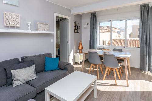 een woonkamer met een bank en een tafel bij Nice 3BR in Fuengirola Centre near the beach in Fuengirola