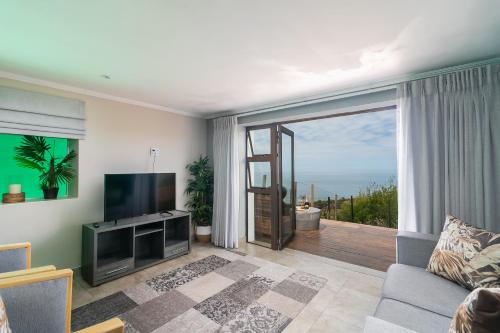 Телевизор и/или развлекательный центр в Knysna, Pezula Golf Estate