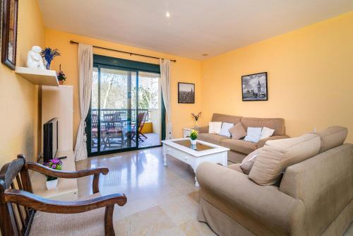 sala de estar con sofá y mesa en Spacious apartment in Marbella, en Marbella