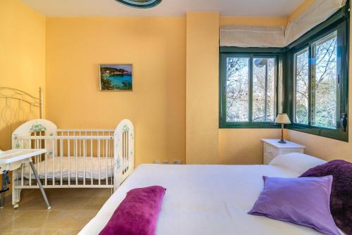 A bed or beds in a room at Spacious apartment in Marbella