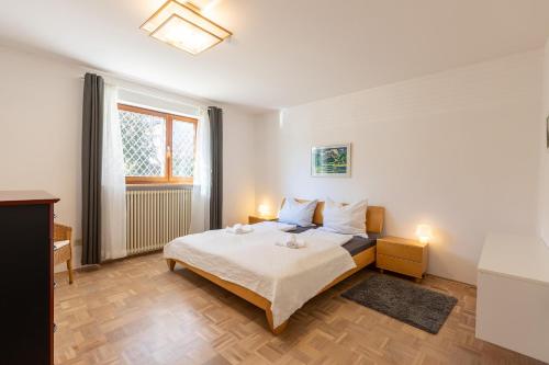 um quarto com uma cama com dois candeeiros em Serviced Appartement München Messe em Munique