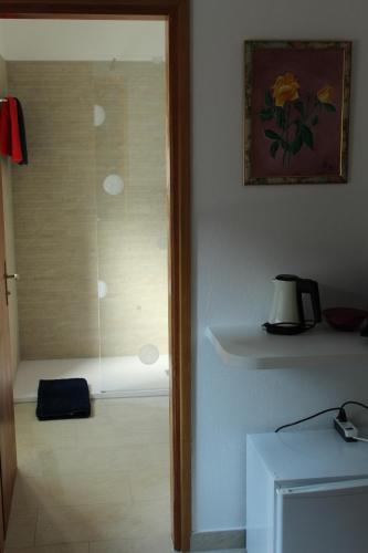 um quarto com uma porta de vidro com um candeeiro no chão em Ca da la nona em Cavigliano