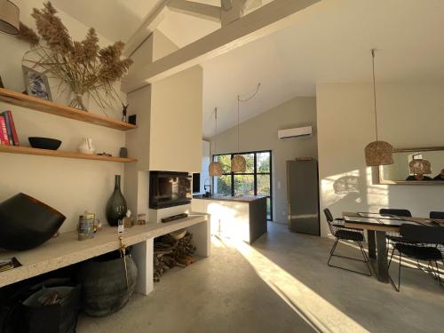un salon avec cheminée et une salle à manger dans l'établissement La Maison Barbentane, à Barbentane
