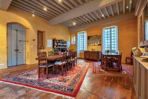 a kitchen and dining room with a table and chairs at Chambre d'hôtes Conquans in Figeac