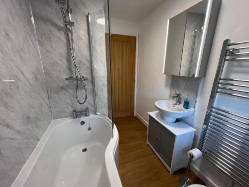 Bilik mandi di Escapism Wales Garthowen