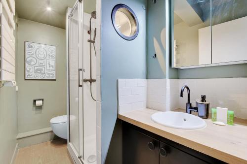 une salle de bain avec un lavabo et des toilettes dans l'établissement Chic apartment -1BR-4P- Haut Marais - République, à Paris