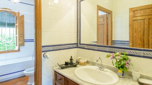 Kúpeľňa v ubytovaní Cortijo La Mimbre Priego de Córdoba by Ruralidays