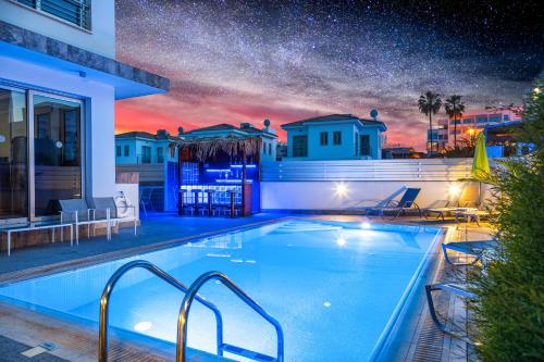 una piscina por la noche con un cielo estrellado en Seafront Protaras Villas en Protaras