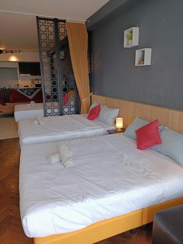 Ένα ή περισσότερα κρεβάτια σε δωμάτιο στο cozy seaview 5 studio apartment