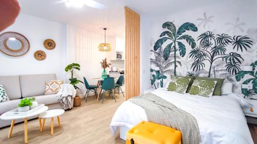 una camera con letto e un soggiorno di OleHolidays 616 Romana Playa junto al mar a Marbella