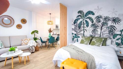 A bed or beds in a room at OleHolidays 616 Romana Playa junto al mar